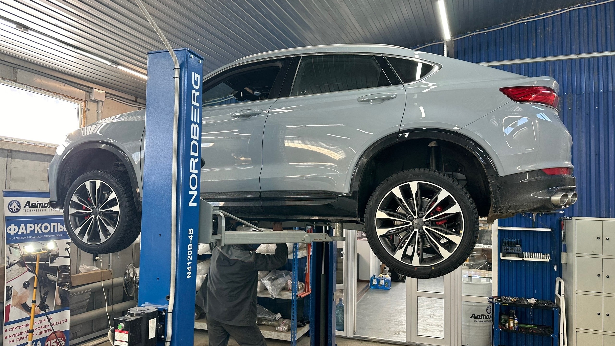 Упаковали Geely Tugella в броню 